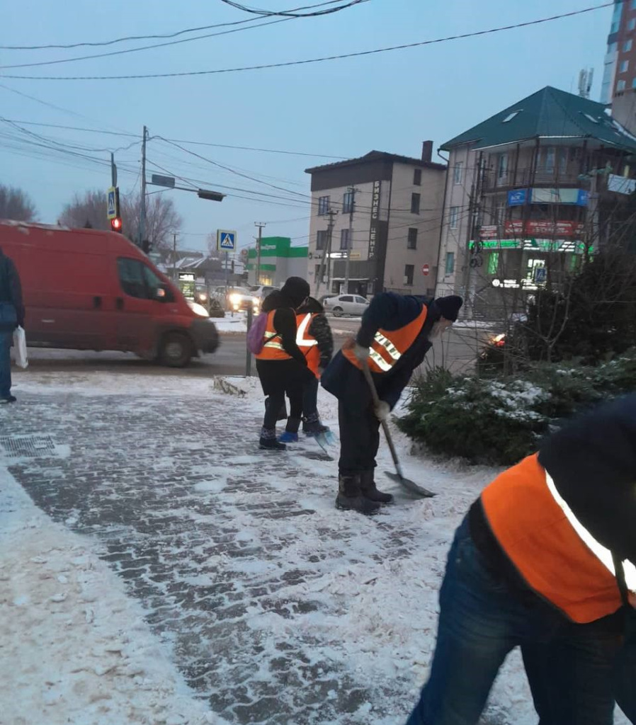 ️В Батайске продолжается расчистка дорог от снега и превентивная обработка  | 11.01.2024 | Батайск - БезФормата